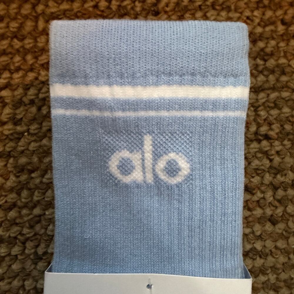 Alo Yoga Unisex Half Crew Throwback Socks Seashell Blue White M